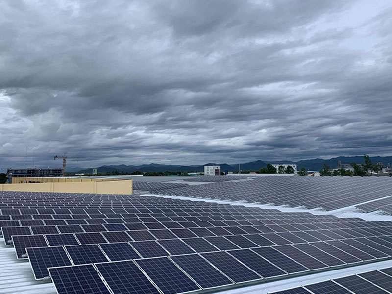 Can solar panels generate electricity on cloudy days?